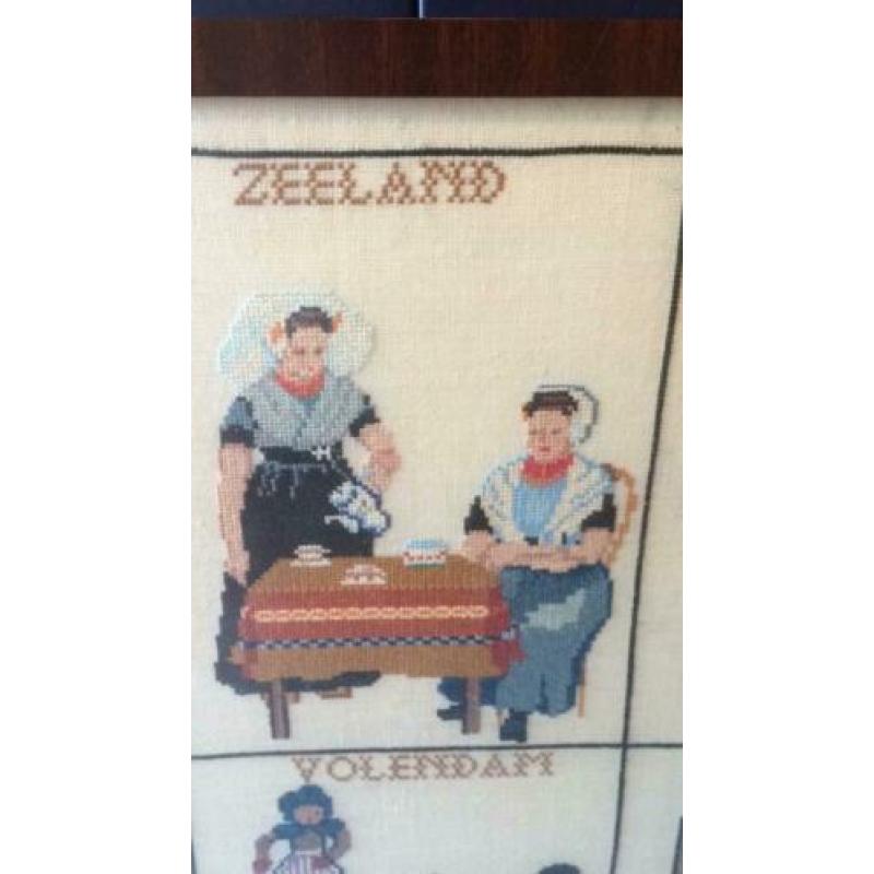 Schilderij kruissteek Klederdrachtten met houten lijst