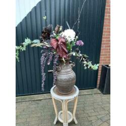 Vaas met kunstbloemen