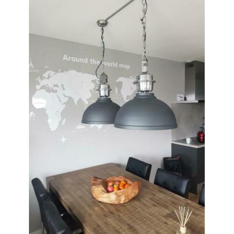 Complete eettafel +stoelen en lampen