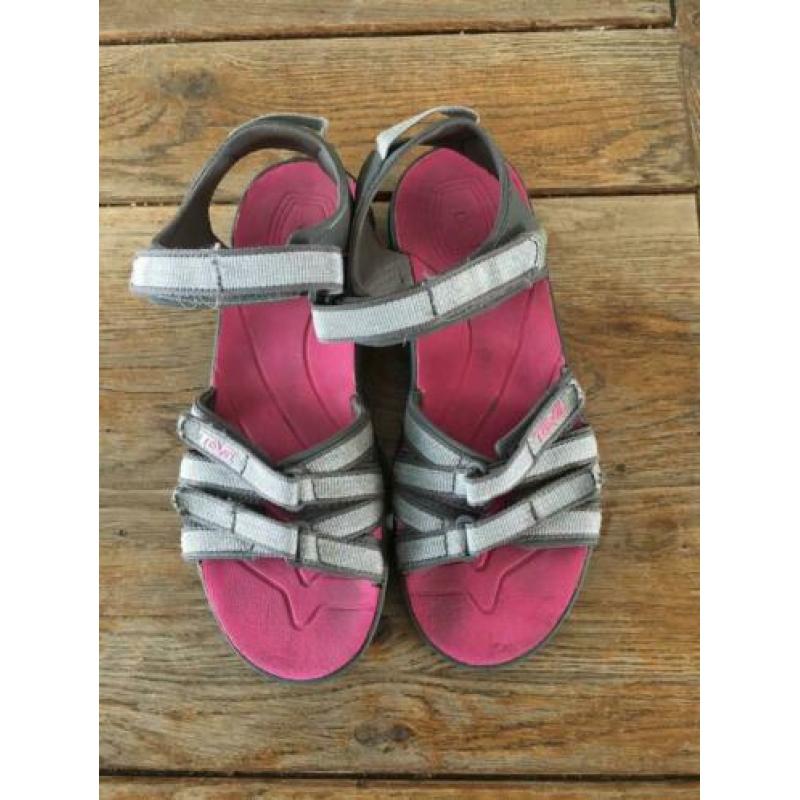 Teva sandalen maat 36.