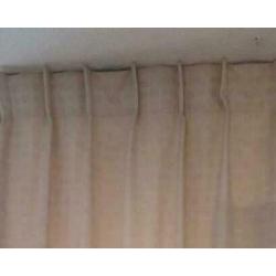 Overgordijnen kamerhoog (257cm) crème kleurig. 2x305cm breed
