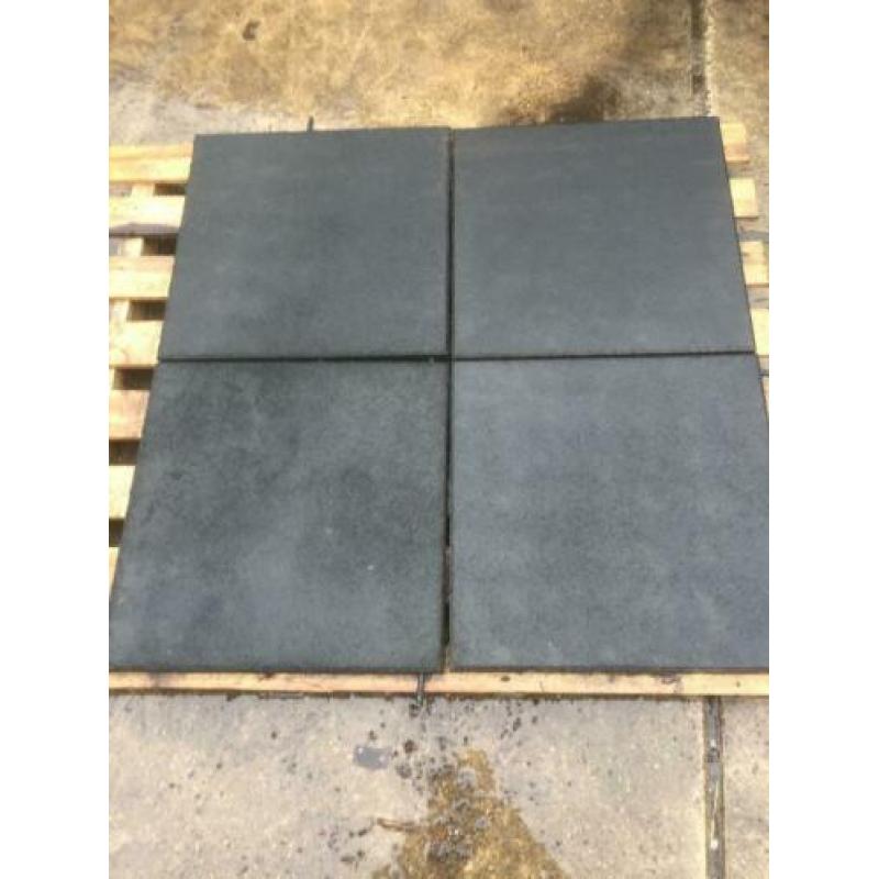 Rubber tegels 50x50x4CM, pen/gat verbinding €2,50 per stuk!!