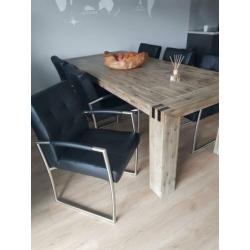 Complete eettafel +stoelen en lampen