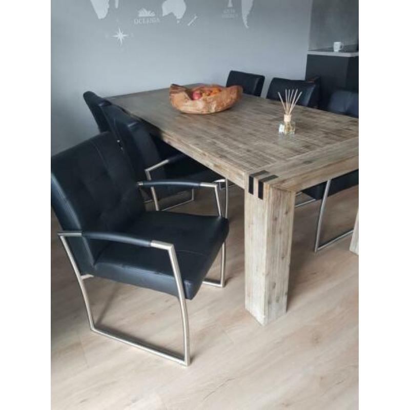 Complete eettafel +stoelen en lampen