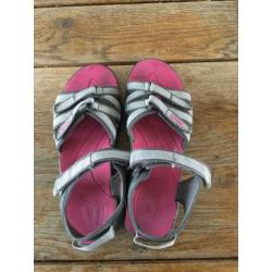 Teva sandalen maat 36.