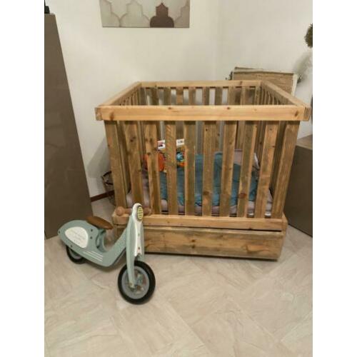 Steigerhouten baby box