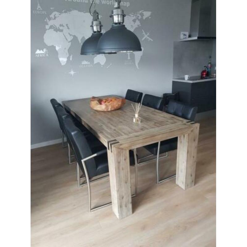Complete eettafel +stoelen en lampen