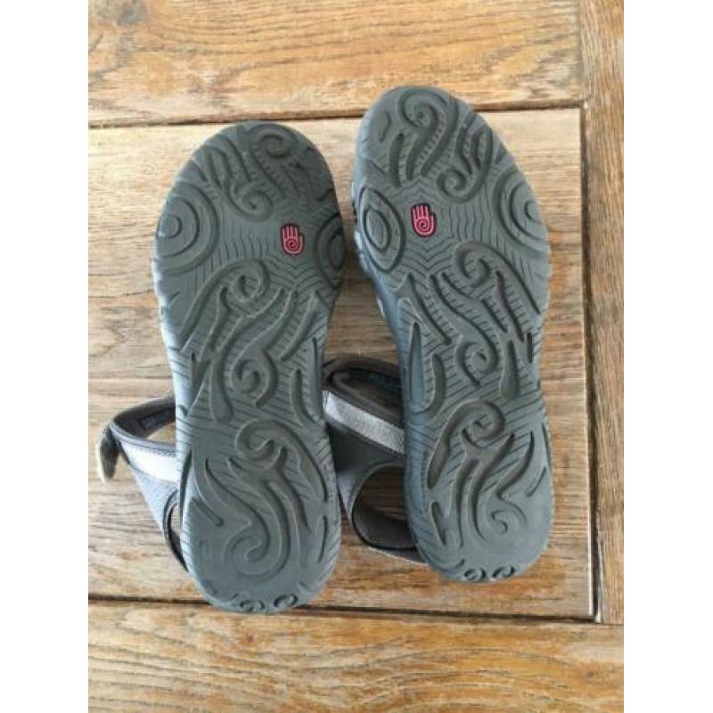 Teva sandalen maat 36.