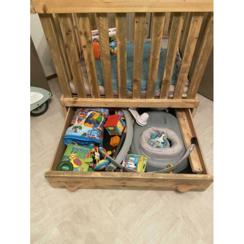 Steigerhouten baby box