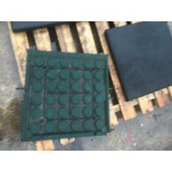 Rubber tegels 50x50x4CM, pen/gat verbinding €2,50 per stuk!!