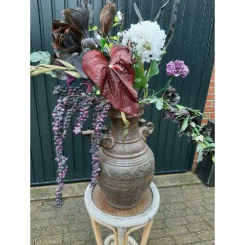 Vaas met kunstbloemen