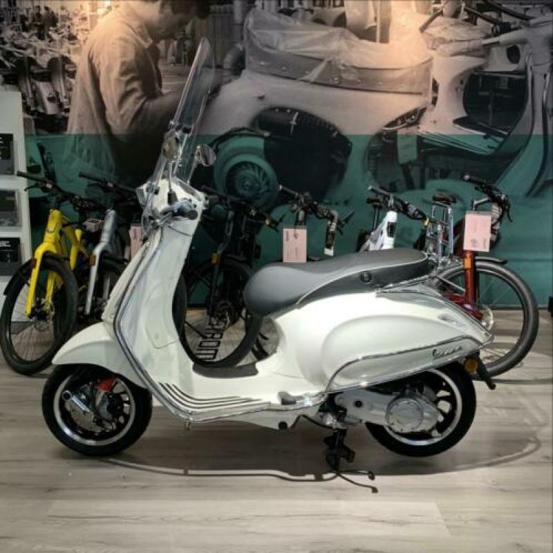 Vespa Sprint 25 KM - snorscooter - €3699,- compleet