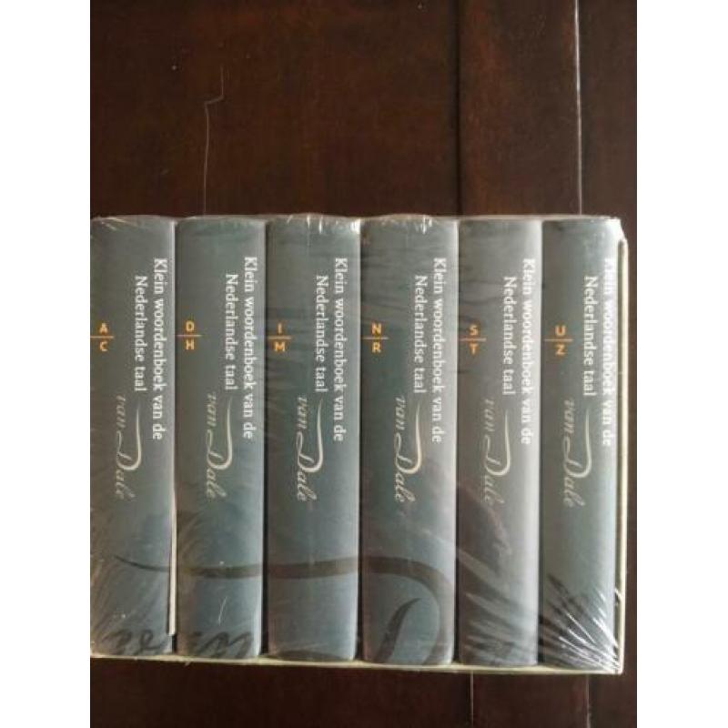 van Dale klein woordenboek van de Nederlandse taal/Nieuw!!!