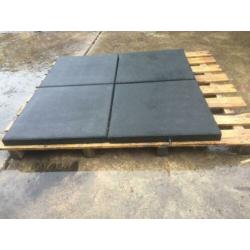 Rubber tegels 50x50x4CM, pen/gat verbinding €2,50 per stuk!!