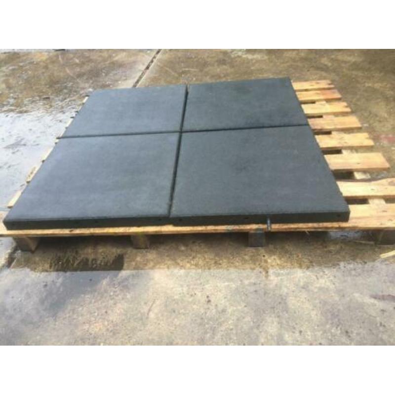 Rubber tegels 50x50x4CM, pen/gat verbinding €2,50 per stuk!!