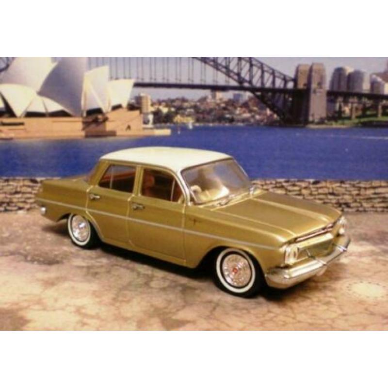 (11) Set van 2 modellen Holden EJ Sedan 40th Anniversary Tra
