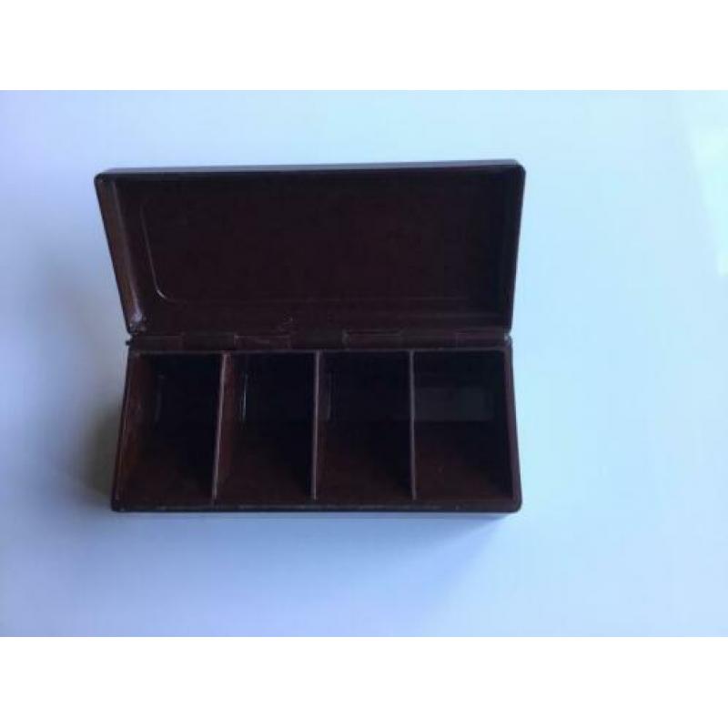 Postzegel doosje bruin bakeliet. 4 vakjes.