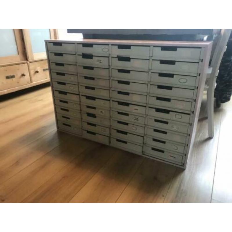 Ladekast met 40 laatjes