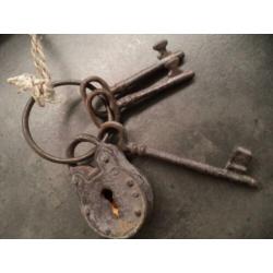 BROCANTE metalen sleutelbos met slot als decoratie