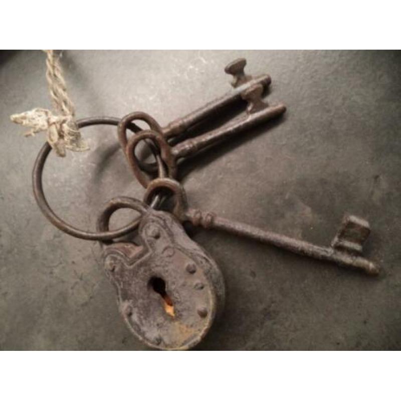 BROCANTE metalen sleutelbos met slot als decoratie