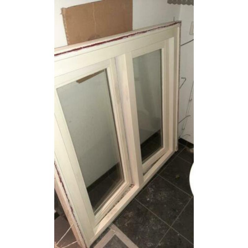 Hardhouten kozijn met dubbel glas