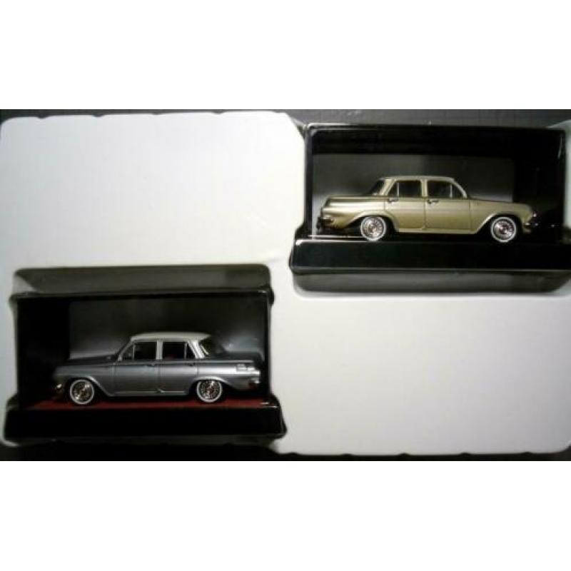 (11) Set van 2 modellen Holden EJ Sedan 40th Anniversary Tra