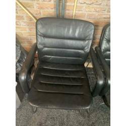 Lederen stoelen met metalen onderstel