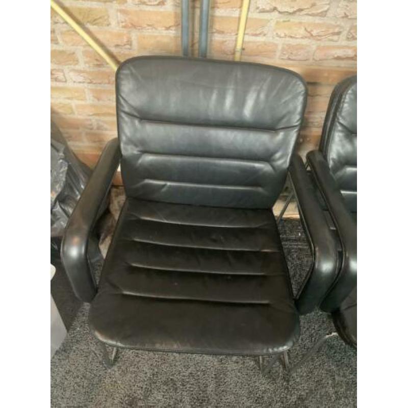 Lederen stoelen met metalen onderstel