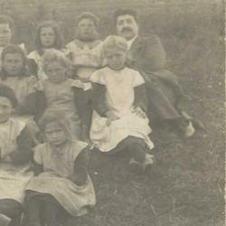 Fotokaart Terneuzen meisjes schoolklas ca 1920