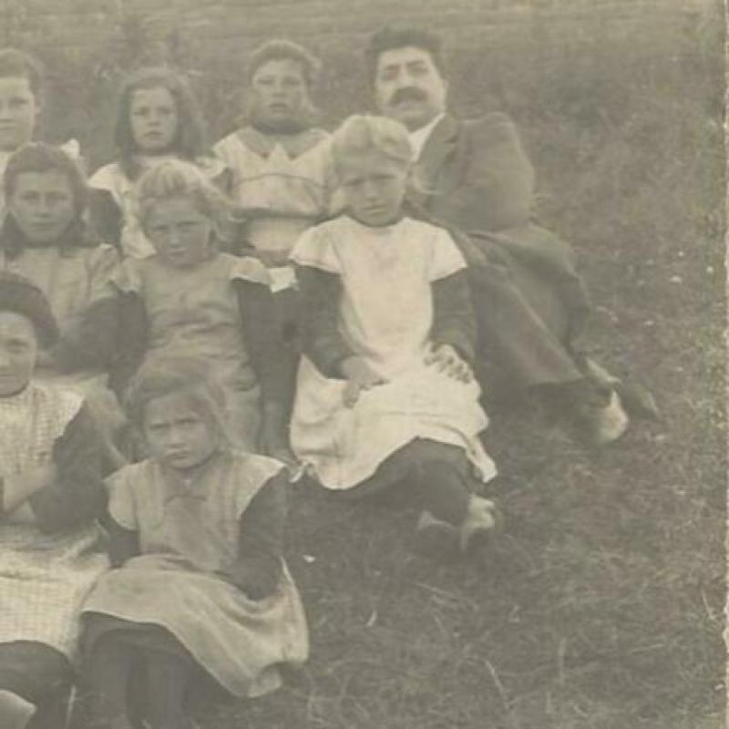 Fotokaart Terneuzen meisjes schoolklas ca 1920