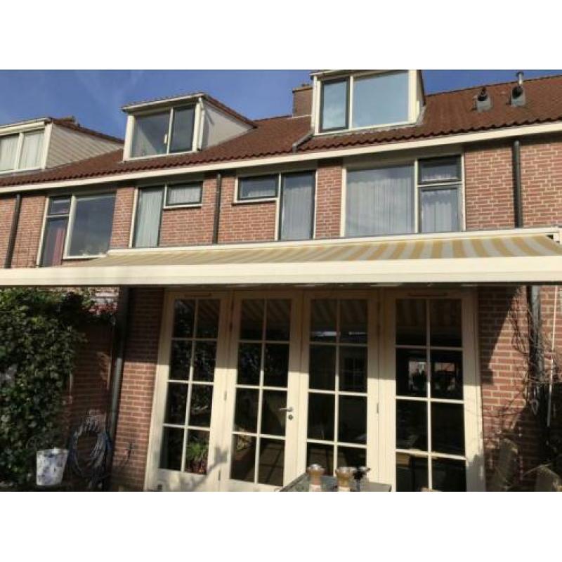 Goed onderhouden, wegens aanschaf elektrisch bediend scherm