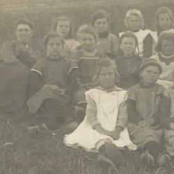 Fotokaart Terneuzen meisjes schoolklas ca 1920