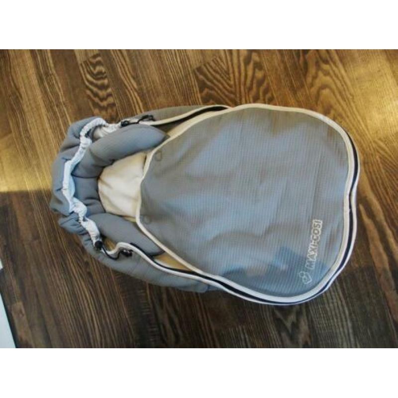Maxi Cosi Universal 0-13 kg met verkleiner/warme voetenzak