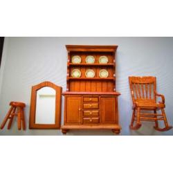 Servieskast~Hout~Schommelstoel~Spiegel~Kruk~Miniatuur~Poppen