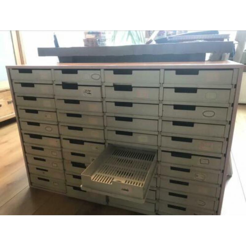 Ladekast met 40 laatjes