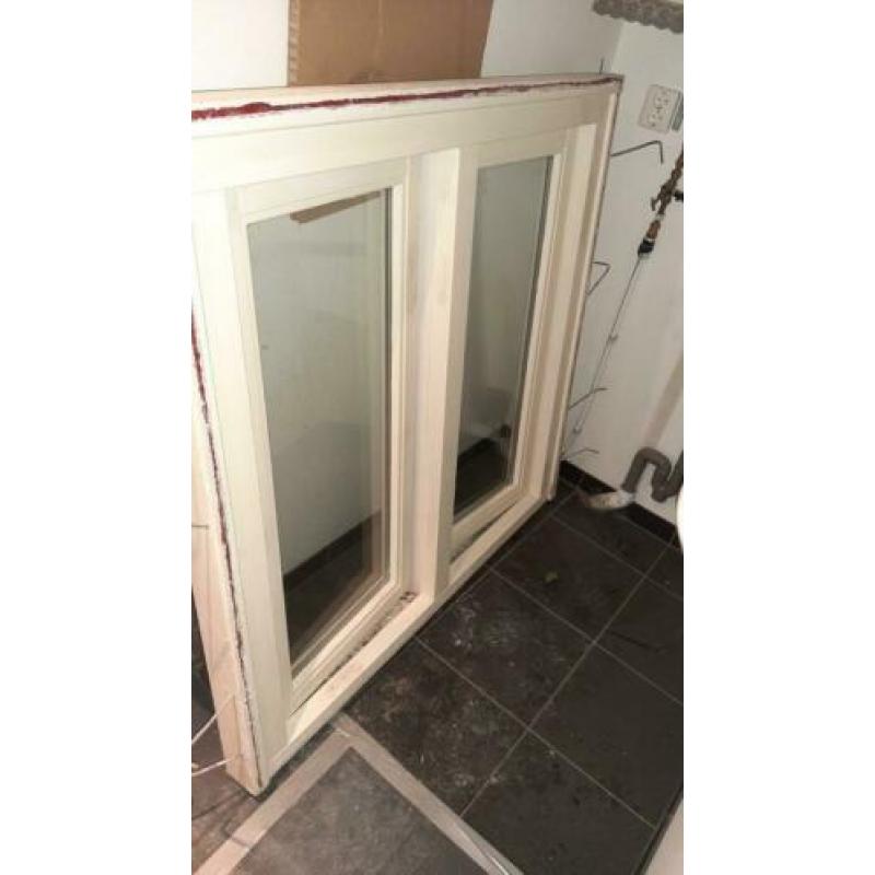 Hardhouten kozijn met dubbel glas