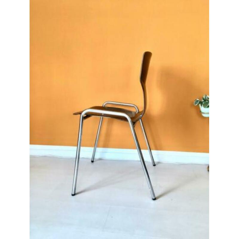Vintage houten stoel retro schoolstoeltje cafestoel