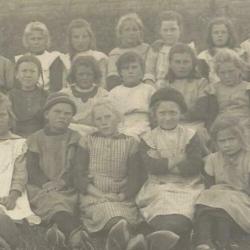 Fotokaart Terneuzen meisjes schoolklas ca 1920