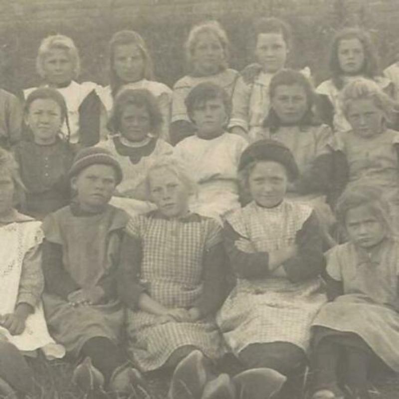 Fotokaart Terneuzen meisjes schoolklas ca 1920