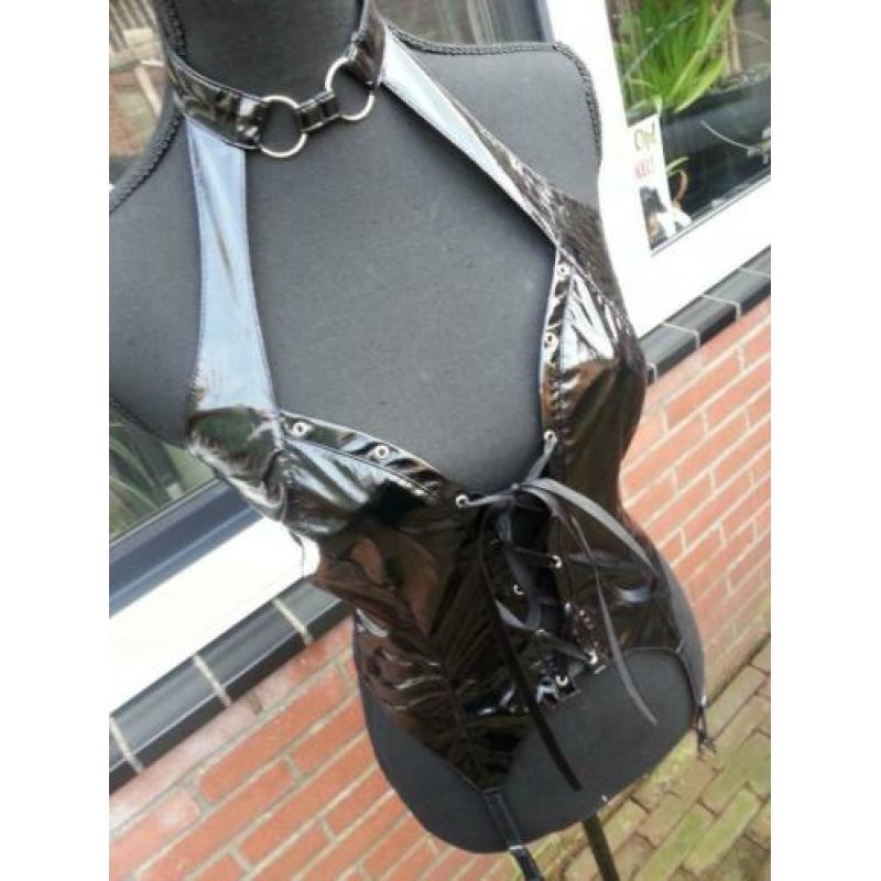 lak topje van dunne soupele lak maat L € 15,00