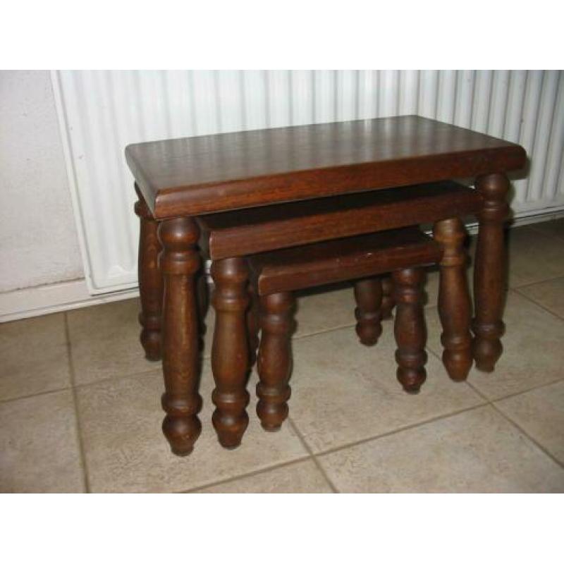 3 eiken houten bijzet tafeltjes met fraai gedraaide poten .