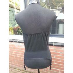 lak topje van dunne soupele lak maat L € 15,00