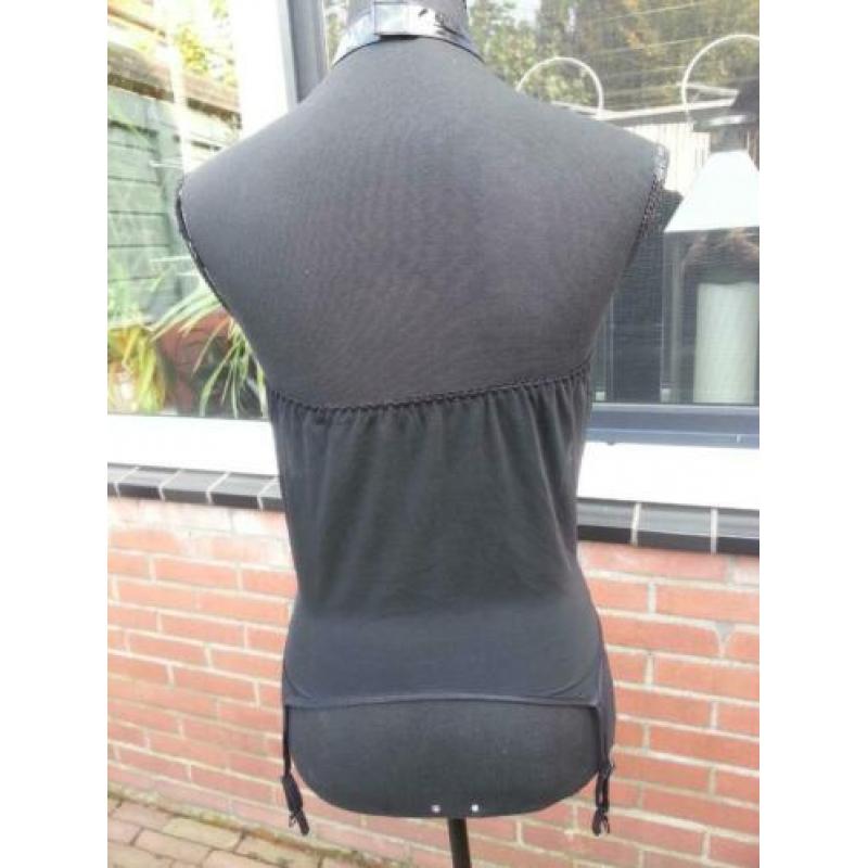 lak topje van dunne soupele lak maat L € 15,00