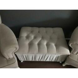 2 fauteuils + hocker licht taupe kleur
