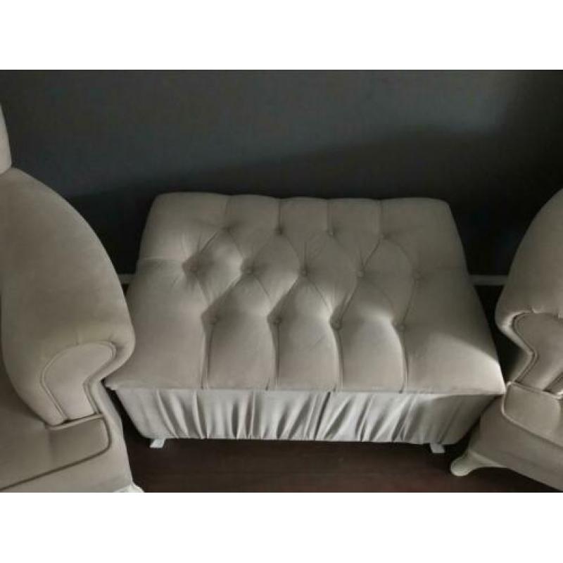 2 fauteuils + hocker licht taupe kleur