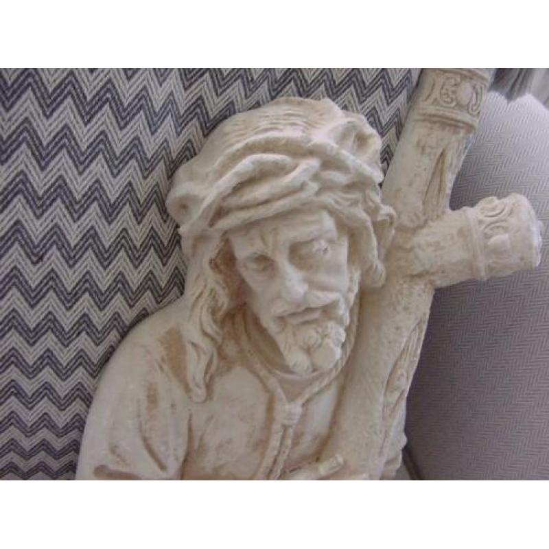 Beeld Jezus met kruis