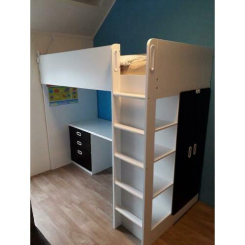 Hoogslaper met bureau en kast.