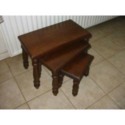3 eiken houten bijzet tafeltjes met fraai gedraaide poten .