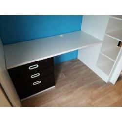 Hoogslaper met bureau en kast.