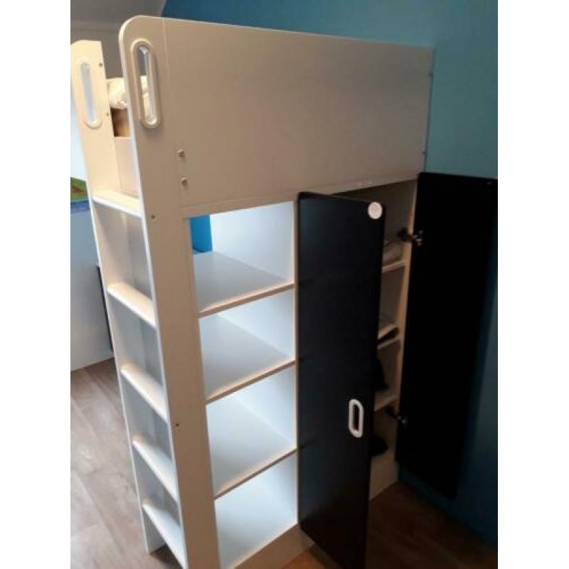 Hoogslaper met bureau en kast.